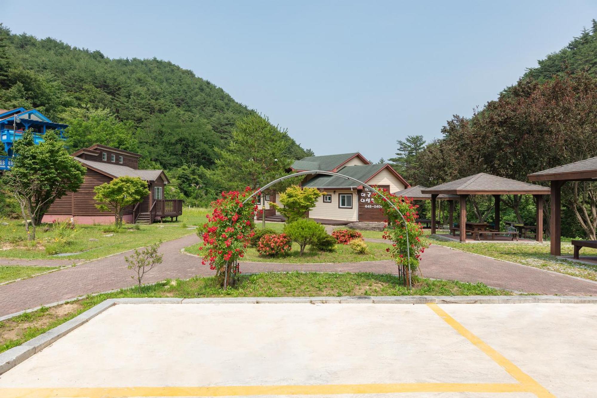 Gangneung Yasaenghwa Maeul Hotel Exterior foto